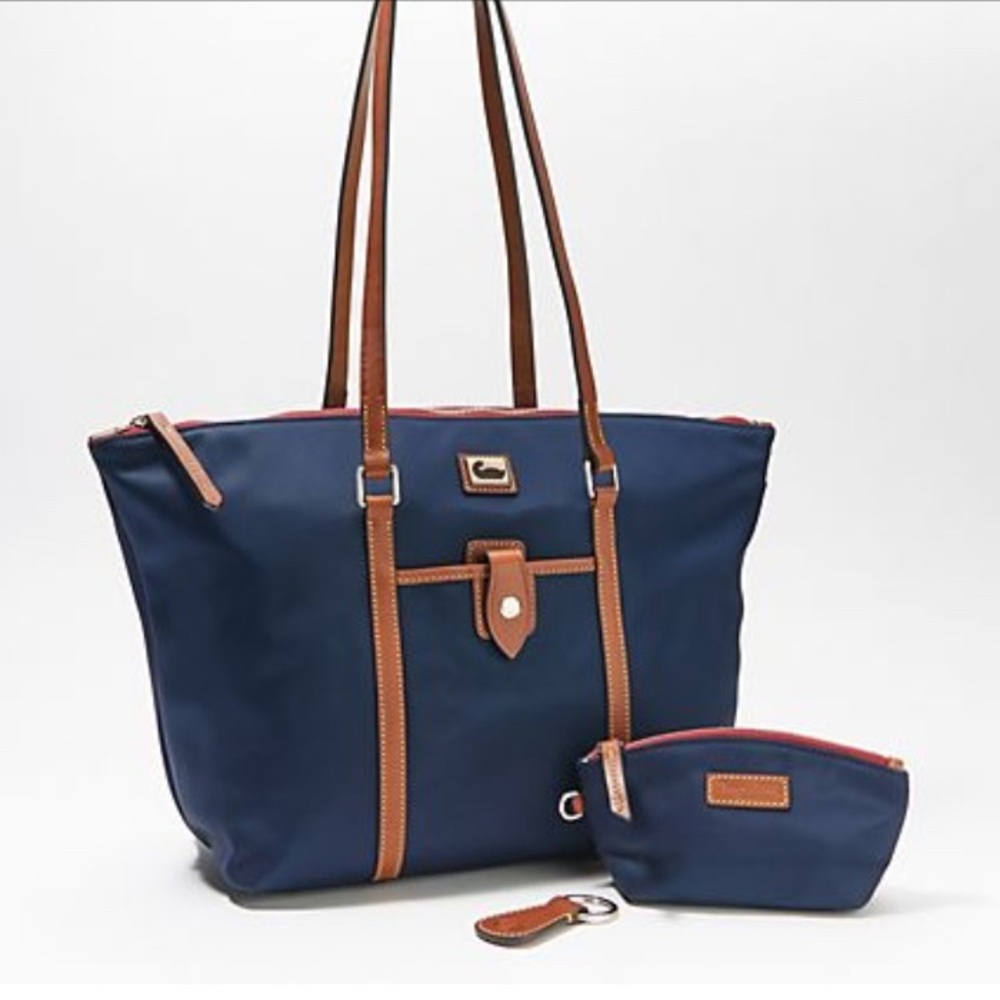 Dooney & Bourke Classic Navy Tote Bag w/pouch